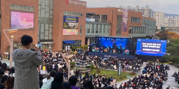 [사진1] 2022 아트트럭콘서트_아르피아광장.jpg