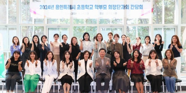 1-1. 이상일 용인특례시장이 24일 동천도서관에서 수지구 지역 초등학교 학부모 대표와 만나 교육발전 현안을 논의했다..jpg