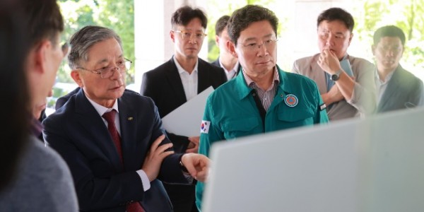 2-1. 이상일 용인특례시장이 24일 언남지구 사업 대상지인 옛 경찰대 현장을 방문해 이한준 LH사장과 현장을 점검하고 의견을 나눴다..jpg