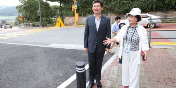 5-1. 이상일 용인특례시장은 26일 고림초를 찾아 황복란 교장의 안내를 받아 정문 확장 공사가 끝난 현장 안팎을 살펴봤다..jpg