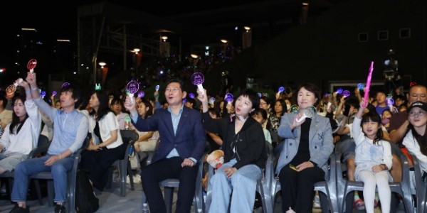 4-1. 이상일 용인특례시장이 27일 저녁 용인아르피아 광장에서 열린 ‘가을밤 콘서트’ 참석해 시민들과 공연을 관람하고 있다.jpg