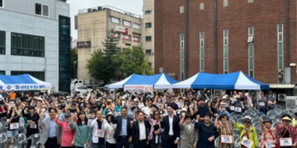 6-1. 27일 개최된 풍덕천2동 동민의 날 행사에서 참가자들이 기념촬영을 하고 있다..jpg