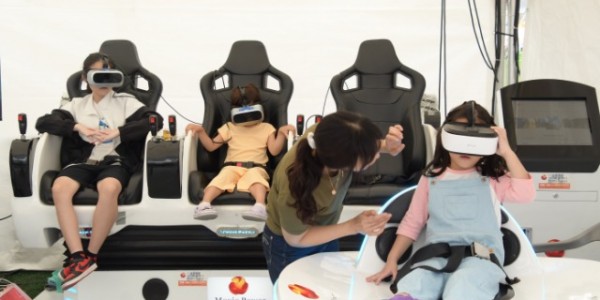 9-1. 9월28일 제24회 용인사이버과학축제에 참가한 어린이들이 VR체험을 하고 있다.JPG