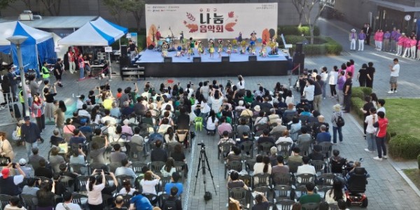 3. 용인특례시 수지구는 27일 수지구청 광장에서 장애인식 개선과 경제적 취약 가정 지원을 위한 나눔음악회를 개최했다.jpg