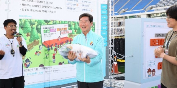 5-1. 이상일 용인특례시장이 28일과 29일 용인미르스타디움에서 열린 제4회 용인 청년주간 페스티벌 행사에서 청년들과 프로그램에 참여했다..jpg