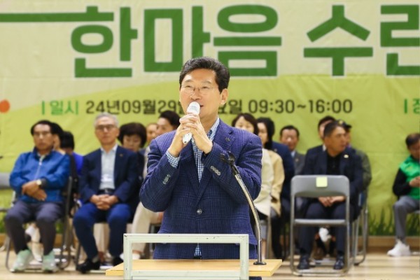 7-1. 이상일 용인특례시장이 29일 실내체육관에서 열린 2024 용인시 새마을회 한마음 수련대회에 참석해 인사말을 하고 있다.jpg