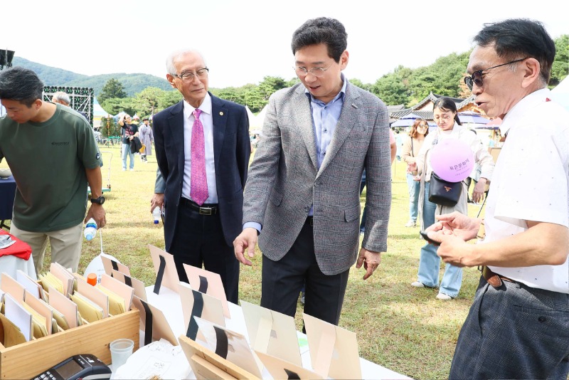 11-1. 이상일 용인특례시장이 5일 포은 정몽주 묘역에서 열린 제20회 포은문화제 현장을 방문해 행사 관계자들과 의견을 나누고 있다..jpg