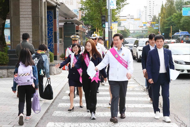 4-1. 이상일 용인특례시장이 7일 기흥구 동백동 동막초 통학로를 점검하면서 지나가는 학생들과 인사를 나누고 있다.jpg