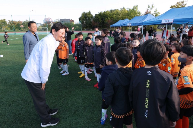 5-1. 이상일 용인특례시장은 9일 수지구 죽전동 수지아르피아 대운동장에서 열린_유소년 꿈나무 축구대회’에 참가한 어린이들을 격려했다..JPG