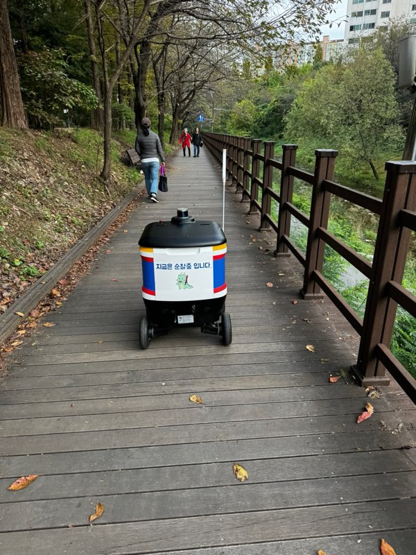 4-1. 용인특례시 수지구 풍덕천2동 정평천 산책로 주변을 자율주행 순찰 로봇이 순찰하고있다.jpg