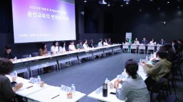 9-1. 이상일 용인특례시장은 30일 기흥구 동백동 용인미디어센터에서 기흥지역 초등학교 학부모 대표들과 간담회를 가졌다..jpg