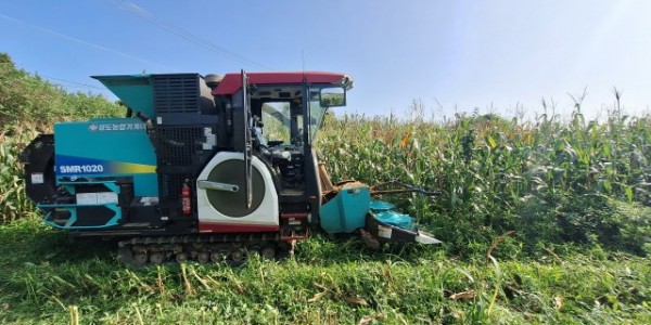 2. 용인특례시가 축산농가에 사료용 옥수수 수확기를 임대했다.jpeg