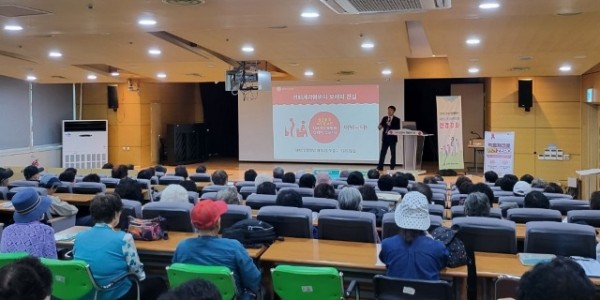 6. 용인특례시 처인구보건소가 4일 처인노인복지관을 이용하는 어르신을 대상으로 _에이즈 및 성매개 감염병_ 예방교육을 진행했다..jpeg