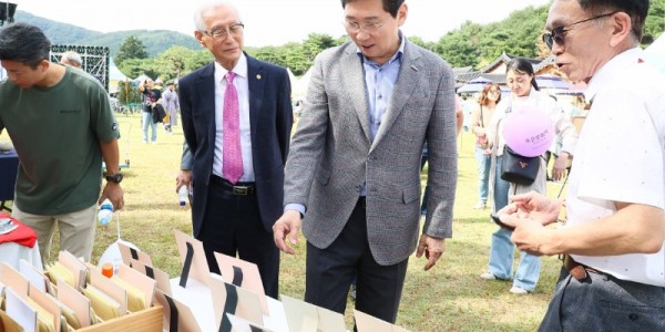 11-1. 이상일 용인특례시장이 5일 포은 정몽주 묘역에서 열린 제20회 포은문화제 현장을 방문해 행사 관계자들과 의견을 나누고 있다..jpg