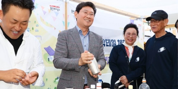 12-1. 이상일 용인특례시장이 5일 신갈동행정복지센터 일대에서 열린 신갈오거리 도시재생사업 거리축제에 마련된 부스를 체험하고, 시민과 소통했다..jpg