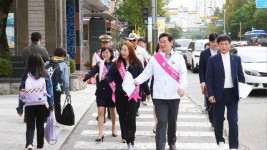 4-1. 이상일 용인특례시장이 7일 기흥구 동백동 동막초 통학로를 점검하면서 지나가는 학생들과 인사를 나누고 있다.jpg