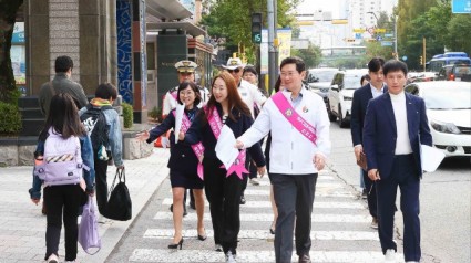 4-1. 이상일 용인특례시장이 7일 기흥구 동백동 동막초 통학로를 점검하면서 지나가는 학생들과 인사를 나누고 있다.jpg