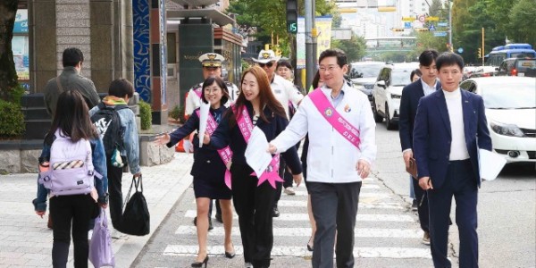 4-1. 이상일 용인특례시장이 7일 기흥구 동백동 동막초 통학로를 점검하면서 지나가는 학생들과 인사를 나누고 있다.jpg