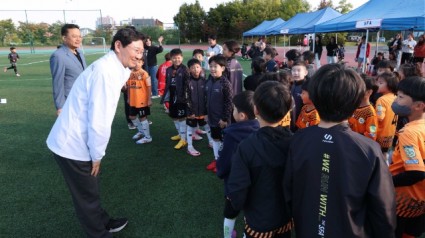 5-1. 이상일 용인특례시장은 9일 수지구 죽전동 수지아르피아 대운동장에서 열린_유소년 꿈나무 축구대회’에 참가한 어린이들을 격려했다..JPG