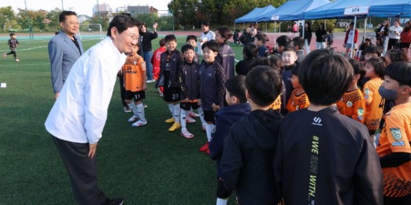 5-1. 이상일 용인특례시장은 9일 수지구 죽전동 수지아르피아 대운동장에서 열린_유소년 꿈나무 축구대회’에 참가한 어린이들을 격려했다..JPG