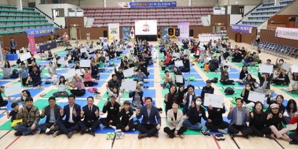 7-1. 10월 12일 강남대 목양관에서 열린 용인특례시 역사·통일 가족 골든벨 대회에서 이상일 시장이 참가자들과 함께 소통하는 시간을 가졌다..JPG