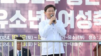 8-1. 이상일 용인특례시장은 12일 기흥구 기흥레스피아 C구장에서 열린 ‘2024 유소년‧여성축구대회’ 개막식에 참석해 참가 선수들을 격려했다..JPG