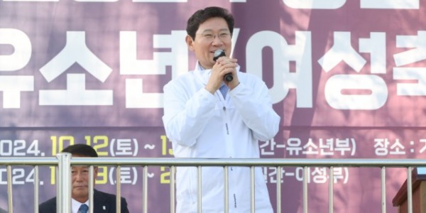 8-1. 이상일 용인특례시장은 12일 기흥구 기흥레스피아 C구장에서 열린 ‘2024 유소년‧여성축구대회’ 개막식에 참석해 참가 선수들을 격려했다..JPG