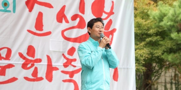 6-1. 이상일 용인특례시장이 13일 상현2동 소실봉 문화축제에 참석해 축사하고있다.JPG