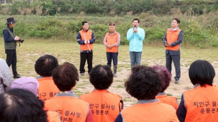 7-1. 이상일 용인특례시장은 13일 물사랑운동본부 관계자들과 함께 포곡읍 전대리 인근 경안천에서 환경정화 활동을 하고 봉사자들을 격려했다..JPG