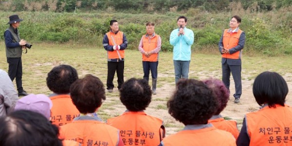 7-1. 이상일 용인특례시장은 13일 물사랑운동본부 관계자들과 함께 포곡읍 전대리 인근 경안천에서 환경정화 활동을 하고 봉사자들을 격려했다..JPG