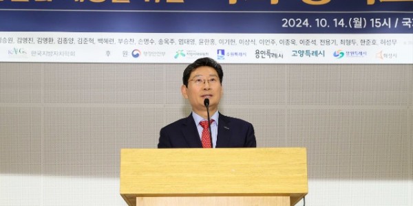 8-1. 이상일 용인특례시장이 14일 특례시 지원 특별법 제정을 위한 국회 정책 토론회에 참석해 발언하고있다.jpg