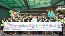 9-1. 이상일 용인특례시장이 15일 아침 수지구 신봉동 신봉초등학교를 찾아 학교 관계자‧학부모들과 함께 통학로를 살피고 관계자들과 교통안전 캠페인에 나섰다.jpg