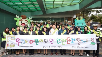 9-1. 이상일 용인특례시장이 15일 아침 수지구 신봉동 신봉초등학교를 찾아 학교 관계자‧학부모들과 함께 통학로를 살피고 관계자들과 교통안전 캠페인에 나섰다.jpg