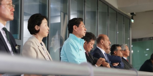 6-1. 이상일 용인특례시장이 15일 용인미르스타디움에서 열린 2026 국제축구연맹 북중미 월드컵 아시아지역 3차 예선 B조 4차전 대한민국과 이라크 경기를 지켜보고 응원하고 있다..jpg