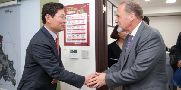 4-1. 이상일 용인특례시장이 17일 시청 시장실에서 데이비드 켈리 페어팩스카운티 경제개발청 부청장과 악수하고 있다.JPG