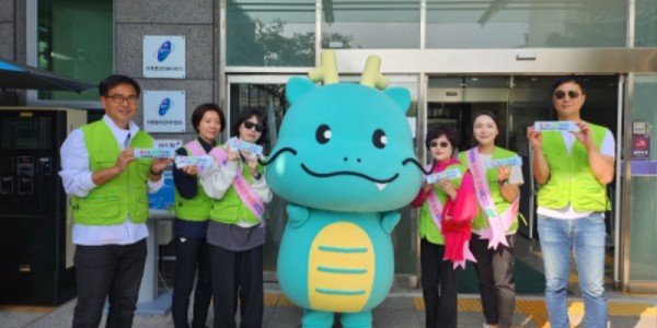 (마북동) 마북동지역사회보장협의체 위원들이 복지사각지대 해소를 위한 캠페인을 진행했다..jpg