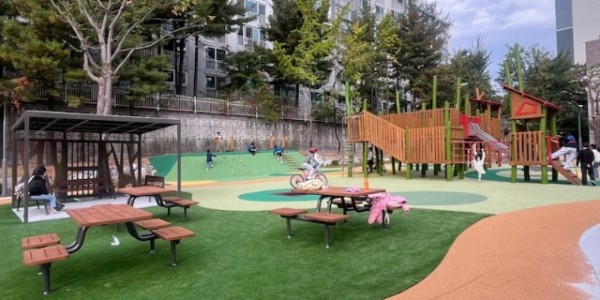 1-1. 용인특례시는 기흥구 상갈동 금화1어린이공원이 흥미진진한 놀이기구를 갖춘 ‘주민참여형 어린이놀이터’로 탈바꿈했다.jpg