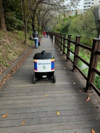 4-1. 용인특례시 수지구 풍덕천2동 정평천 산책로 주변을 자율주행 순찰 로봇이 순찰하고있다.jpg