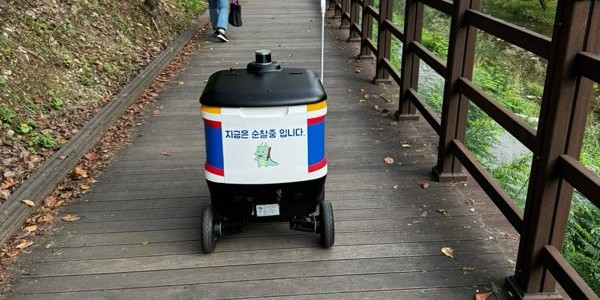 4-1. 용인특례시 수지구 풍덕천2동 정평천 산책로 주변을 자율주행 순찰 로봇이 순찰하고있다.jpg