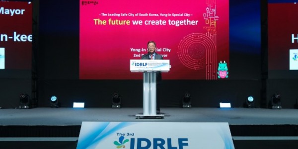 1-1. 황준기 용인특례시 제2부시장이 2024 국제재난복원력 지도자 포럼에 참석해 용인시의 재난 안전 정책을 발표하고 있다 .jpg