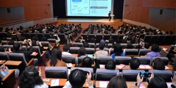 3-1. 용인특례시는 지난 26일 시청 에이스홀에서 예비 수험생과 학부모를 대상으로 ‘입시전략 특강’을 열었다..jpg