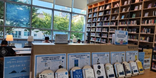 3. 용인특례시 수지도서관 2층 북큐레이션홀 전경.jpg