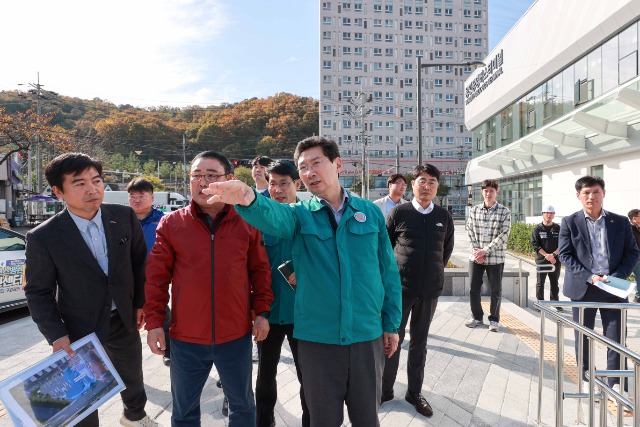 2-1. 이상일 용인특례시장이 새롭게 단장한 용인공영버스터미널을 점검하고 있다..JPG