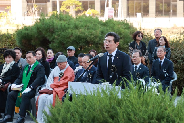 3-1. 이상일 용인특례시장이 6일 처인구 양지면 대대리에서 열린 _제44회 자유수호희생자 합동 위령제_에서 추도사를 하고 있다..JPG