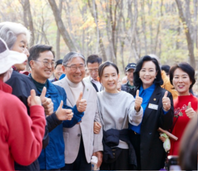 241114 정윤경 부의장, 경기 흙향기 맨발길 조성 선포식에서 경기도민의 건강과 행복을 위한 정책 지속 추진 (1).jpg