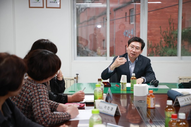 6-1. 이상일 용인특례시장이 14일 처인구 삼가동 늘푸른오스카빌 입주자들과 만나 더 나은 생활공간을 위한 의견을 교환하고 있다..jpg