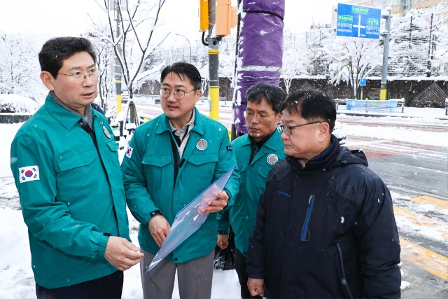 11-1. 이상일 용인특례시장은 27일 오후 기흥구 중동 중일초등학교 주변 도로 제설 현장을 찾아 제설 상황을 점검했다..jpg