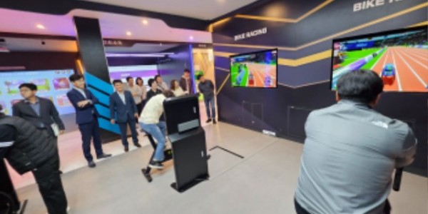 5-1. 10월 31일 평택시의회 복지환경위원회 소속 의원과 평택시 관계자들이 용인특례시의 _가상현실 스포츠체험_센터를 방문해 시설을 둘러보고 있다..jpg