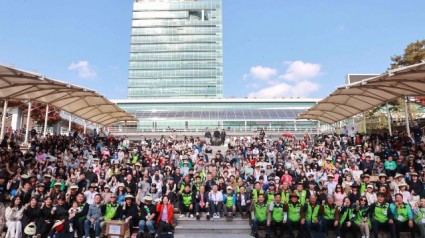 7-1. 이상일 용인특례시장이 3일 _용인애향회 가족과 함께하는 행복한 걷기대회_ 참가자들과 기념촬영 하고 있다.JPG