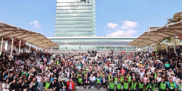 7-1. 이상일 용인특례시장이 3일 _용인애향회 가족과 함께하는 행복한 걷기대회_ 참가자들과 기념촬영 하고 있다.JPG